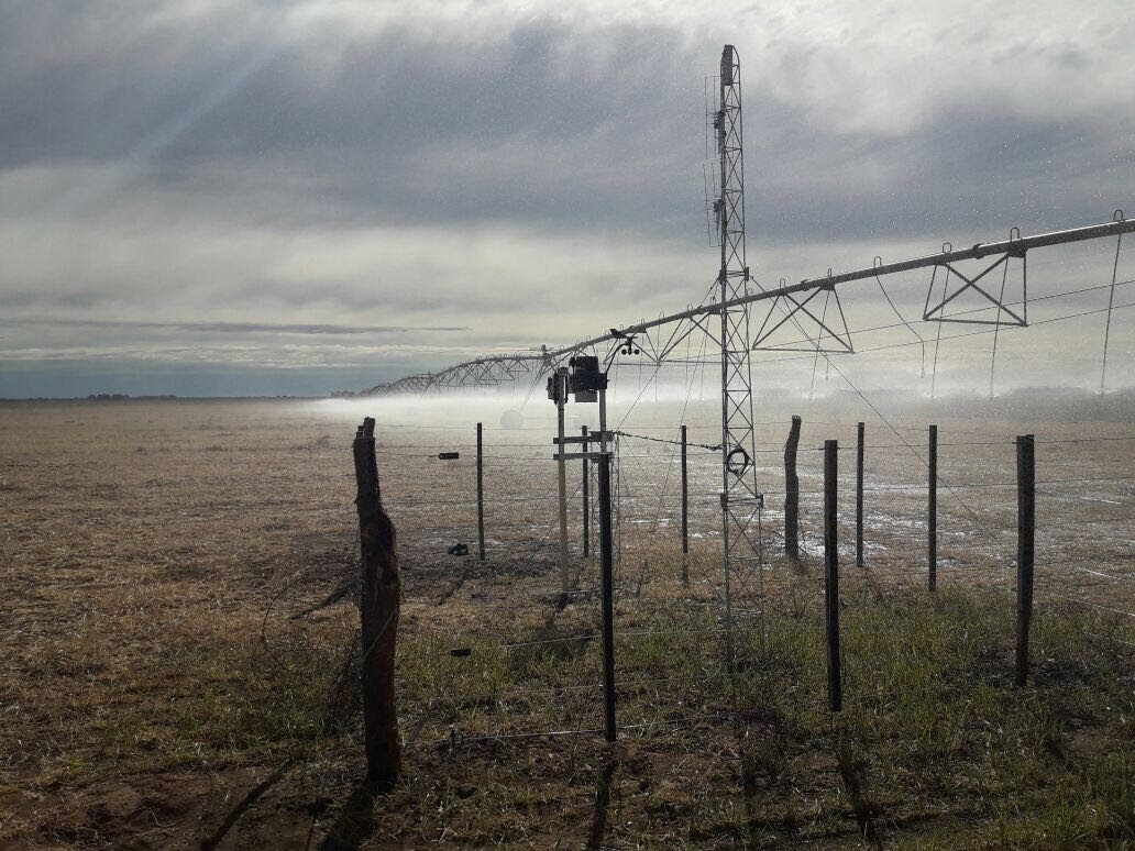 Estaci&oacute;n junto a un pivote de riego