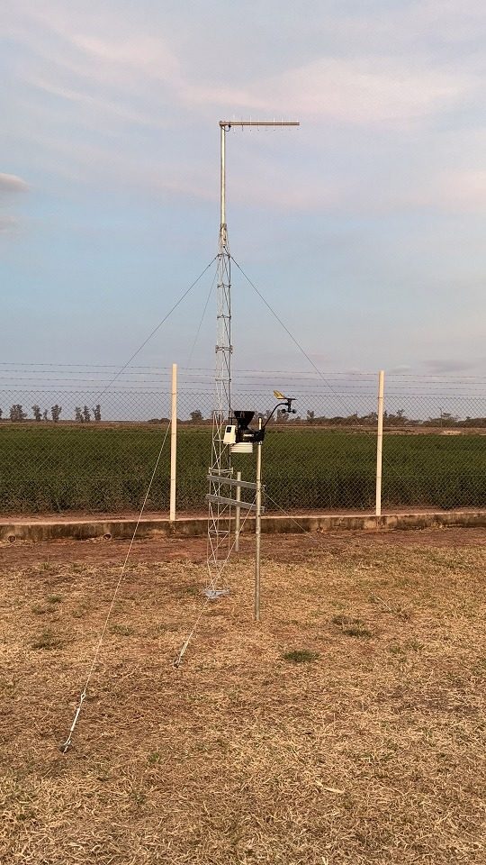 Torre con estaci&oacute;n en el campo