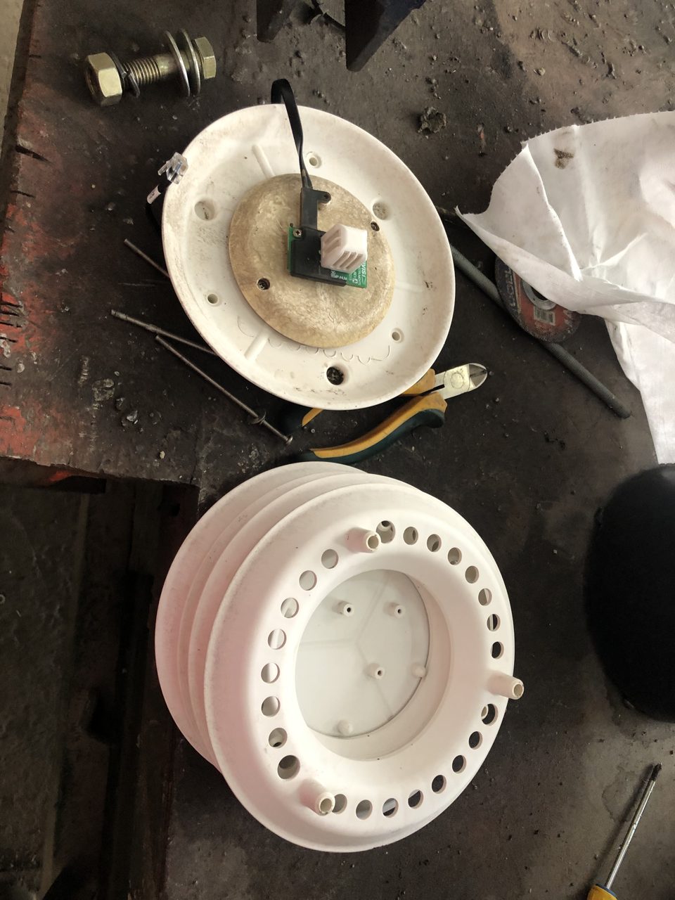 Despiece del equipo en taller con piezas sucias y recuperadas